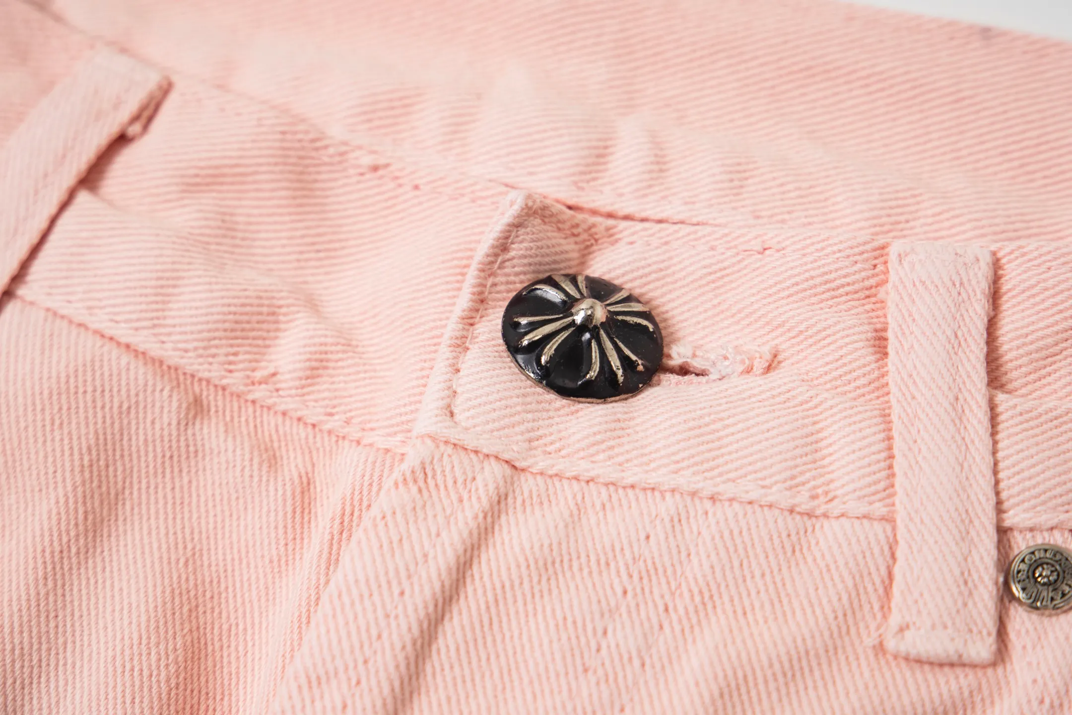 P270 Chrome hearts | CH Chrome hearts Limited edition cherry blossom pink leather jeans for girls. Charming dopamine personality jeans. Indispensable for fashionistas. The same model for celebrities. A model touted by many bloggers. This new pair of pants is perfect in terms of shape and upper body. It is no exaggeration to say that making a pair of jeans is equivalent to making 20 short-sleeved jeans. The fabric is made of high-quality imported denim. It has a unique high-end texture. I am very satisfied with it after washing and proofing several times. Style number: 1730# Color: Sakura pink Size: 28 30 32 34